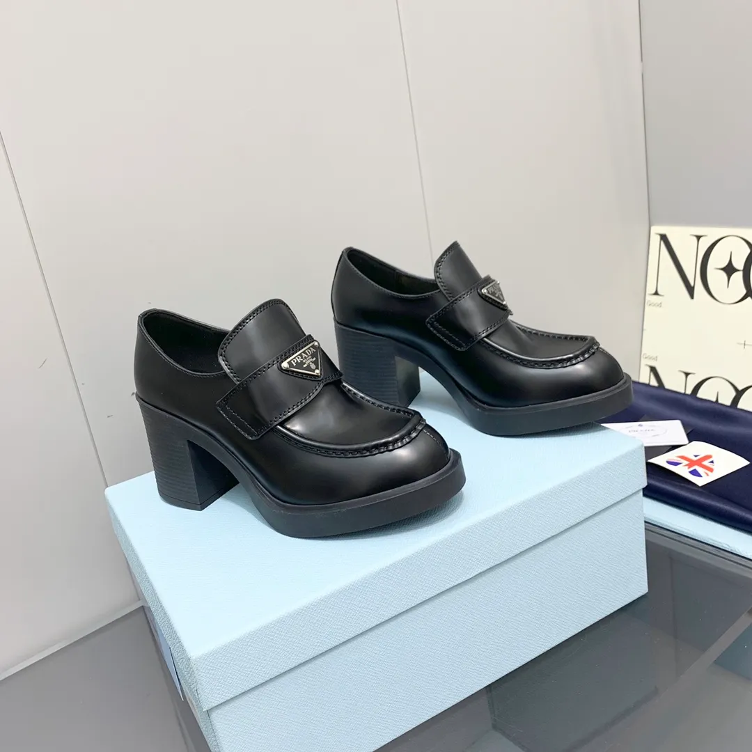👟👟Ex-factory price p520👟👟, 👟👟Ex-factory price prada Prada 2022 autumn and winter high-heeled loafers, classic triangular logo loafers, high-heeled style. The slightly wide shoe shape is matched with the thick high-heeled shape, which is very coordinated and does not feel clumsy at all. Moreover, the one-piece sole is as comfortable as a sports shoe. You can immediately increase your height by 7.5cm after wearing it. A must-have item that combines both beauty and comfort! The upper is made of imported cowhide (open-edge beaded cowhide, cow patent leather) and the lining is lambskin!